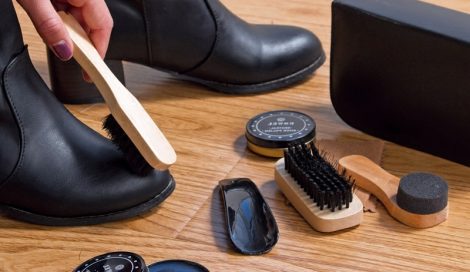 cách làm mềm giày da cứng