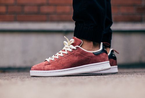 cach that day giay sneaker