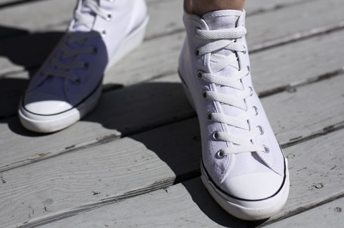 cach buoc day giay the thao nu dep