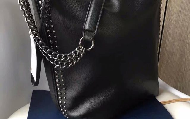 cách làm ngắn dây túi xách