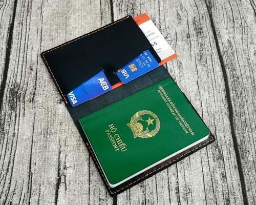 Bao passport khắc tên