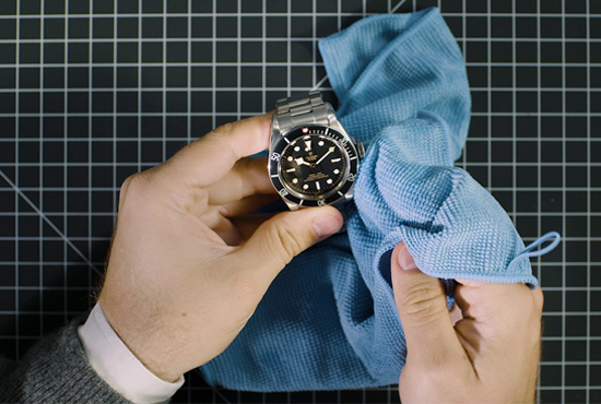 cách vệ sinh đồng hồ dây kim loại