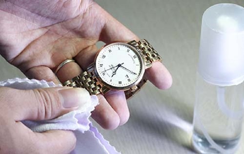 cach ve sinh dong ho ma vang