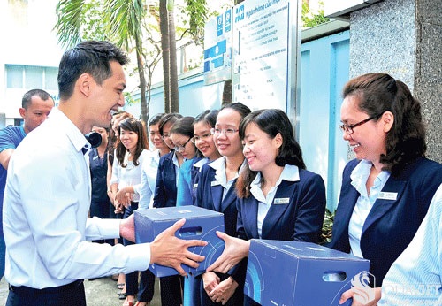 qua tang nhan vien cuoi nam