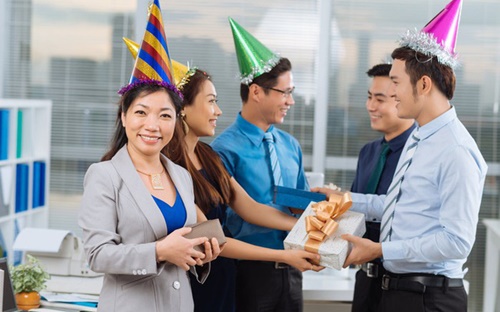 qua tang nhan vien cuoi nam