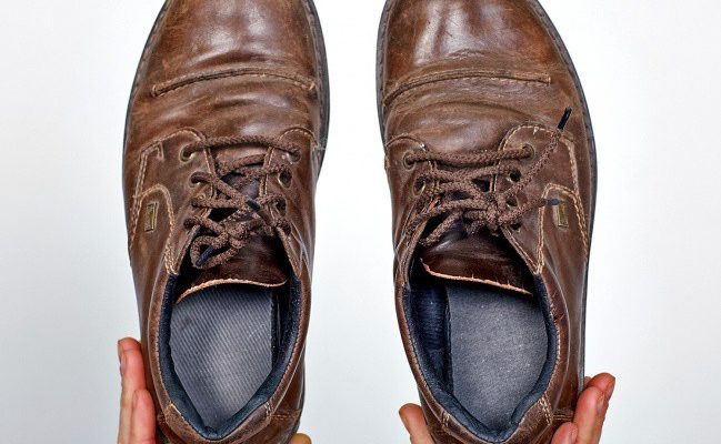 cách làm mềm da giày