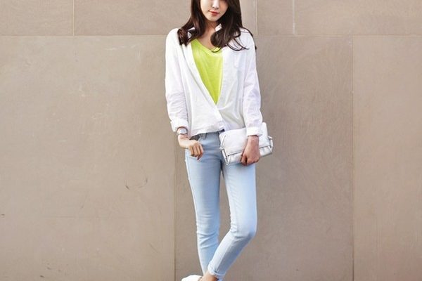 mix giày thể thao với quần jean