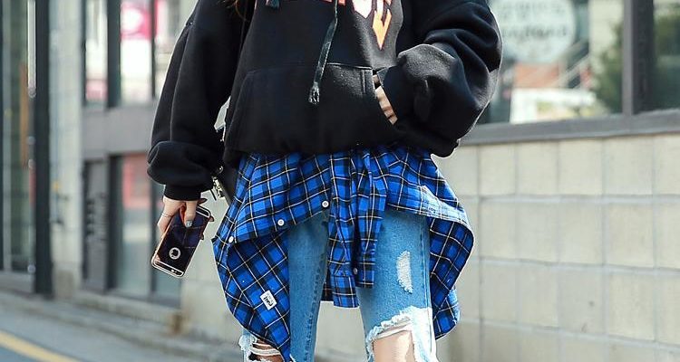 mix giày thể thao với quần jean