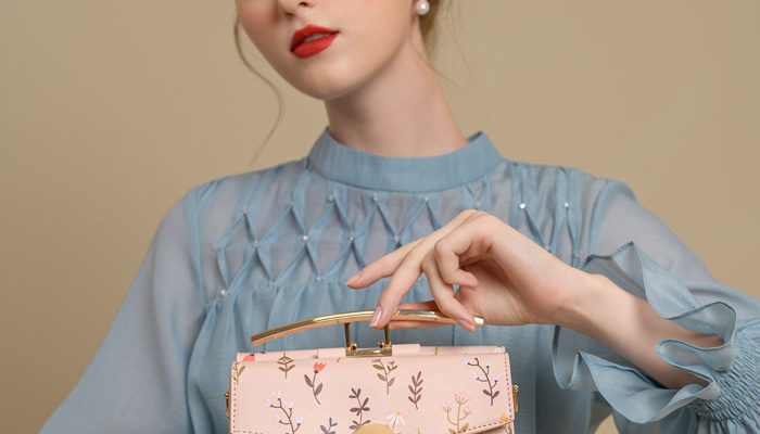 Phối đồ với túi xách màu hồng pastel như nào để đẹp dịu dàng, ngọt ngào