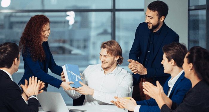 Bật mí 6 món quà tặng sếp nam giúp bạn “ghi điểm”