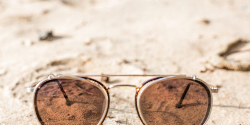 Cách kết hợp kính với trang phục của bạn