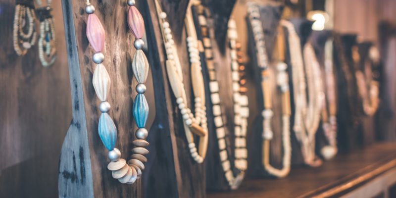 Hướng dẫn mua đồ trang sức cho bạn đời của quý ông