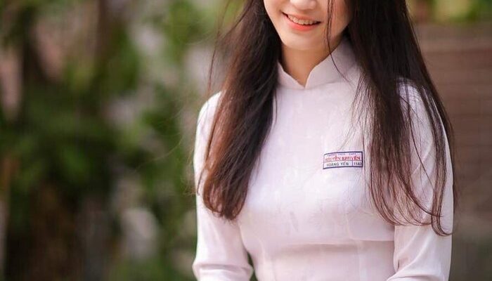 Cách tạo dáng với áo dài chụp ảnh kỷ yếu đẹp, sinh động