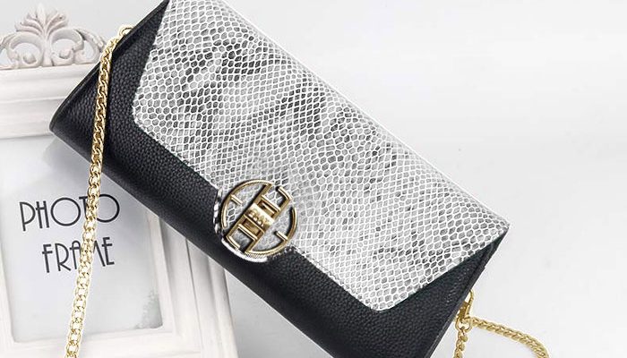 Tại sao clutch da thật lại khiến phụ nữ thích mê?