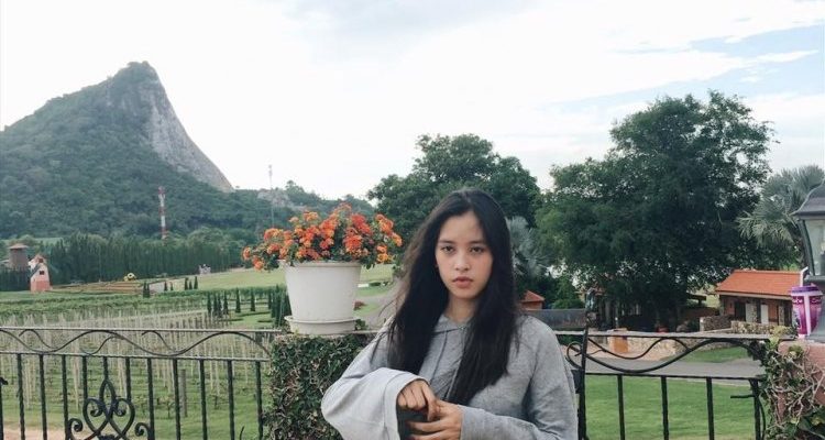 Thời trang thường nhật giản dị mà đầy khí chất của tân hoa hậu Việt Nam 2018