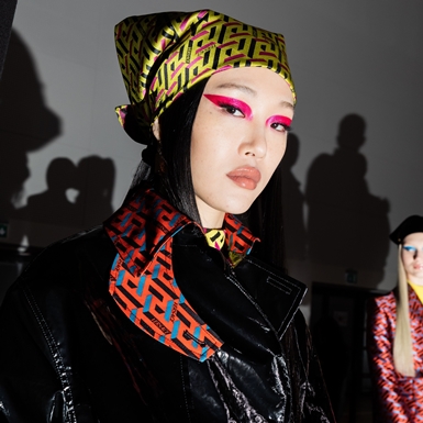 Những tông màu mắt rực rỡ không chỉ dành riêng cho mùa hè