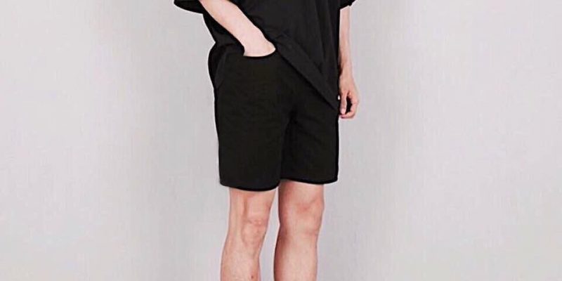 Mặc áo thun đen thì nên kết hợp với quần màu gì để CHẤT nhất