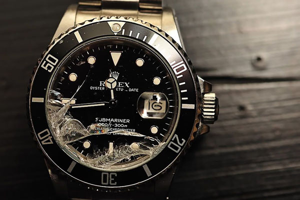 Cách xử lý khi đồng hồ bị vỡ kính