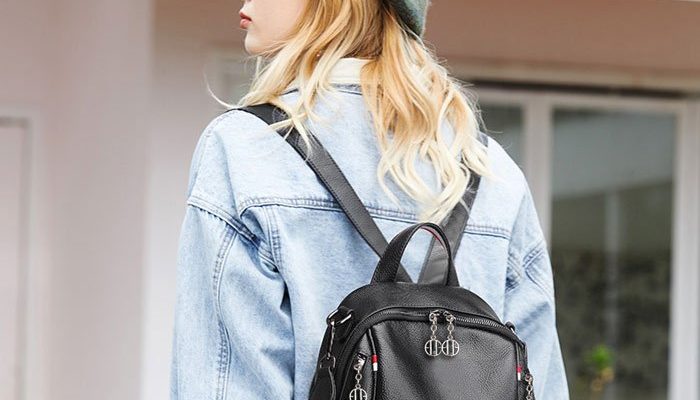 Làm sao để phối đồ với balo trông năng động mà không trẻ con?