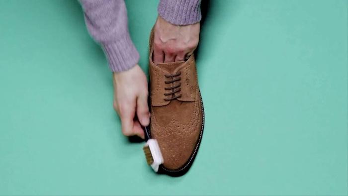 Giặt giày da lộn