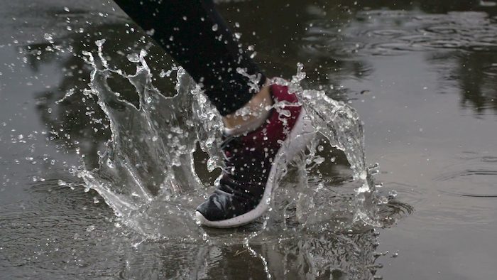 4 cách làm khô giày vải trong mùa mưa hiệu quả