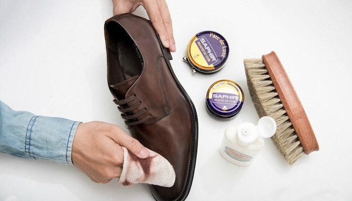 Bất ngờ với cách làm mềm giày da nam từ các vật dụng đơn giản