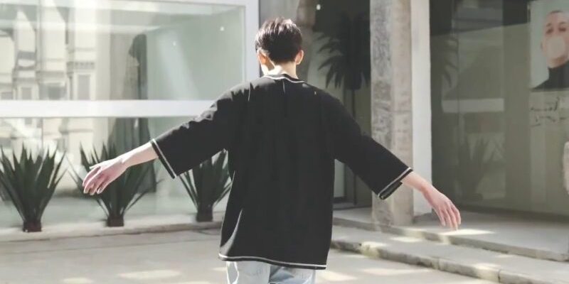 Những điều bạn cần biết và cách phối đồ với áo thun tay lỡ