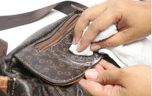Túi xách da bị mốc phải làm sao? 6 mẹo hay ho tiết kiệm thời gian