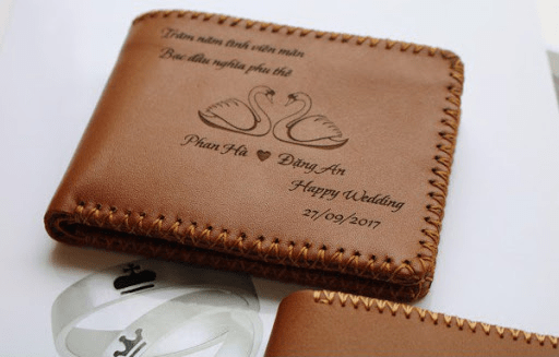 Khắc chữ lên ví da thật cao cấp: nên hay không nên?