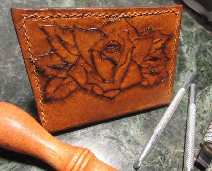 ví da chạm khắc hoa hồng