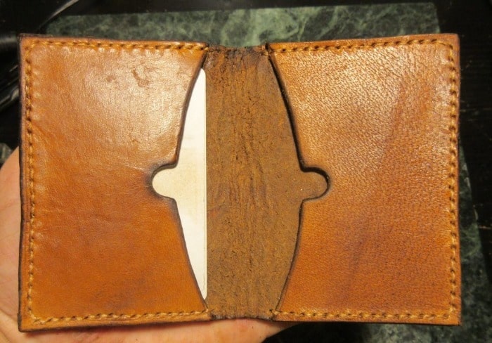 Ví da chạm khắc hoa hồng bên trong