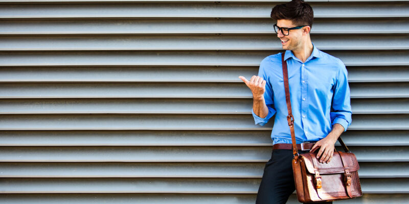Làm thế nào để đeo một chiếc túi đeo chéo?  Hướng dẫn vô nhiễm dành cho nam giới