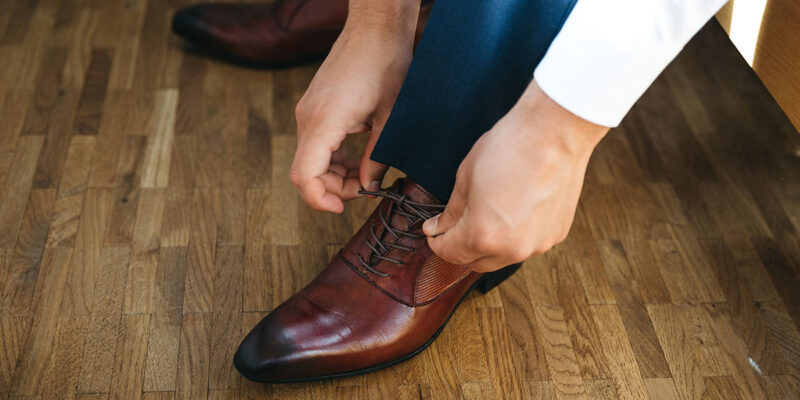 Làm thế nào để đi giày ren?  - Cách ĐÚNG để đi giày ren