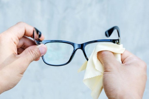 cách vệ sinh kính cận