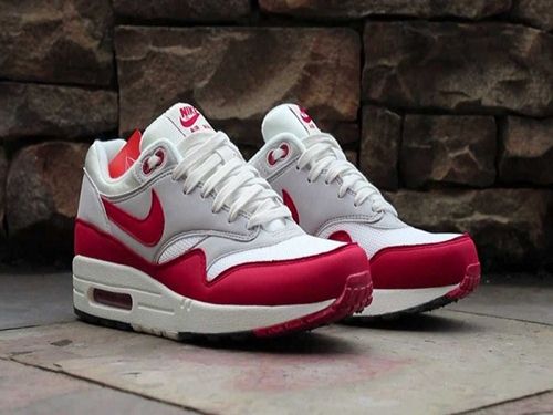cach that day giay sneaker