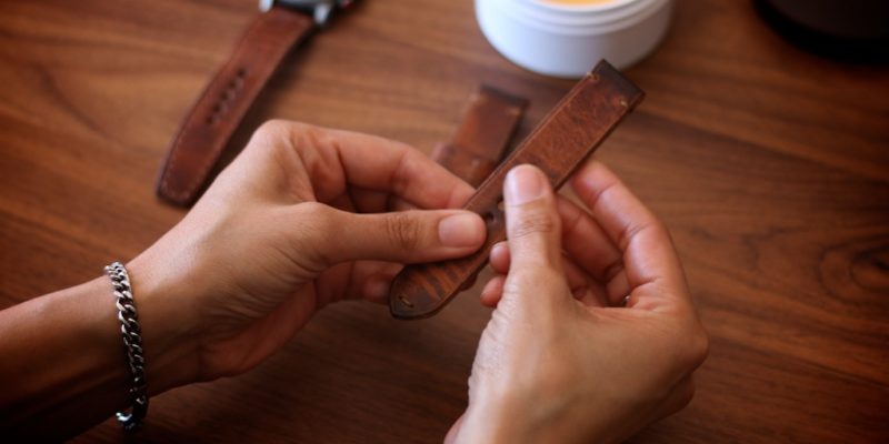 cách khử mùi dây da đồng hồ