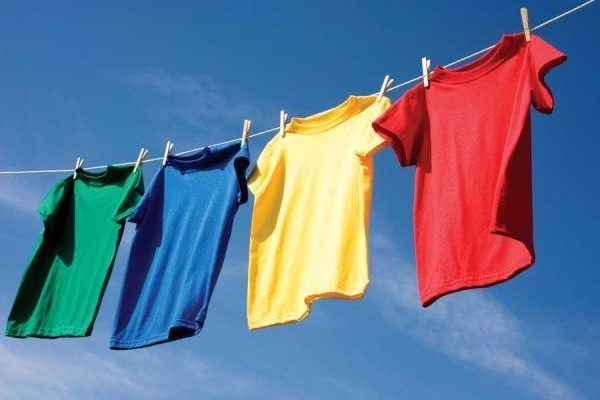 Cách loại bỏ vết dầu nhớt trên quần áo nhanh nhất, dễ làm nhất