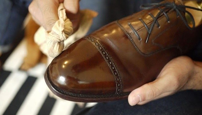 Cách đánh bóng giày không cần xi nhanh gọn bất ngờ