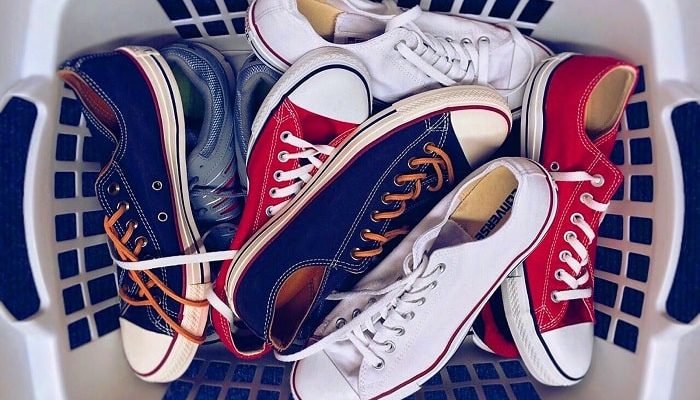 Cách vệ sinh giày vải sạch bóng trong vòng một nốt nhạc
